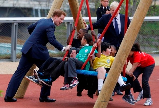 Príncipe Harry se diverte com crianças em visita a parque