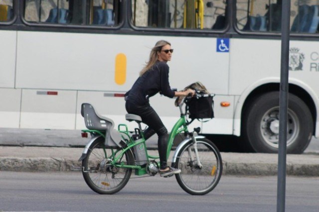 Fernanda Lima anda de bicicleta no Rio