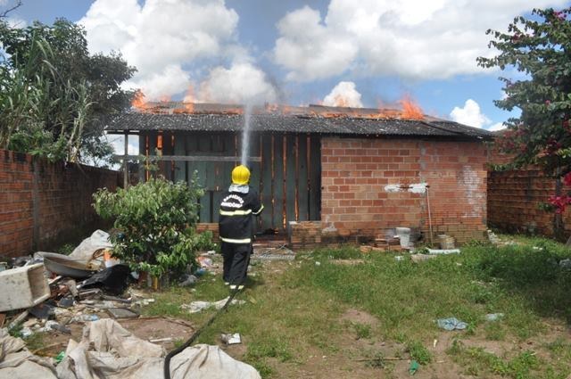 Fogo consome casa de catador de reciclagem no bairro Bodanese em Vilhena 