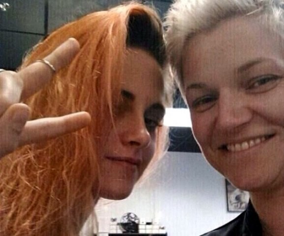 Kristen Stewart aparece com o cabelo laranja
