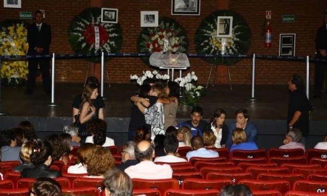 Familiares, amigos e fãs se despedem de José Wilker
