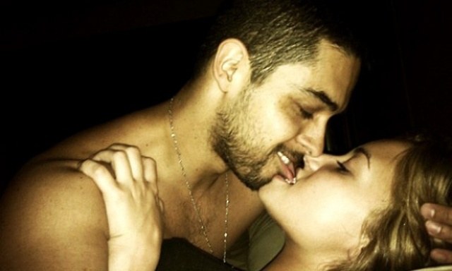 Fotos de Demi Lovato nua e na cama com o namorado vazam na web