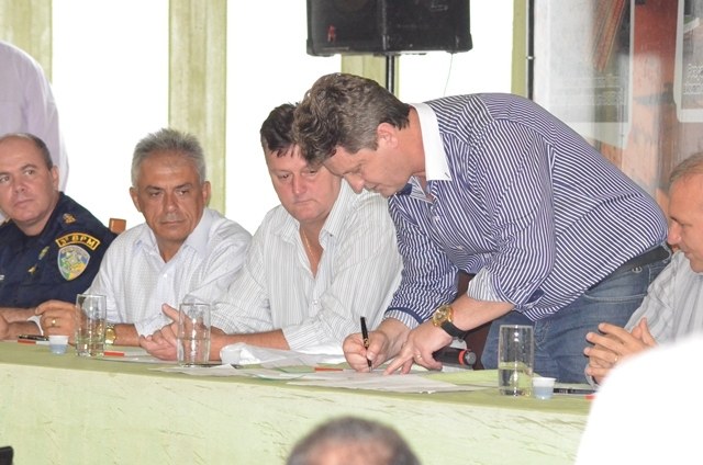 Prefeito assina memorando e aprovados em concurso começarão a ser chamados