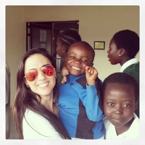 Tatá Werneck posta foto com crianças na África