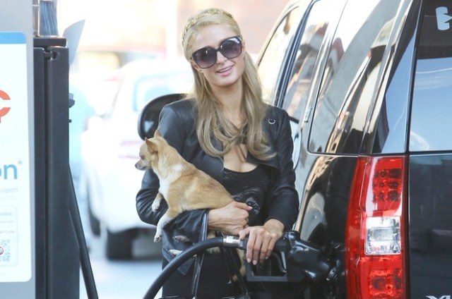 Paris Hilton abastece o próprio carro em Los Angeles