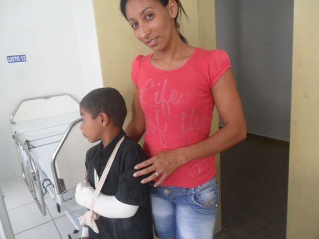 Ameaçado por colegas, menino de 8 anos tenta fugir e acaba atropelado