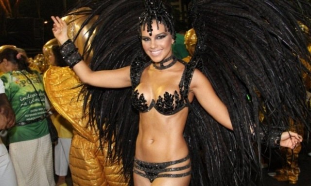 Mariana Rios desiste do cargo de Rainha de Bateria da Mocidade