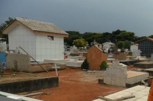 Homem armado com faca rende mulheres e as obriga a entrar em cemitério