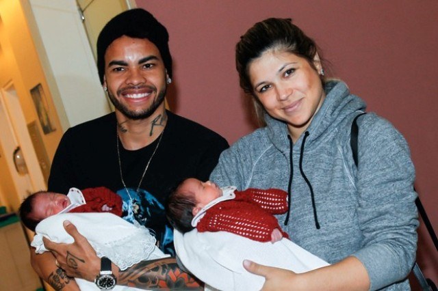 Danielle Souza e Dentinho deixam maternidade com gêmeas
