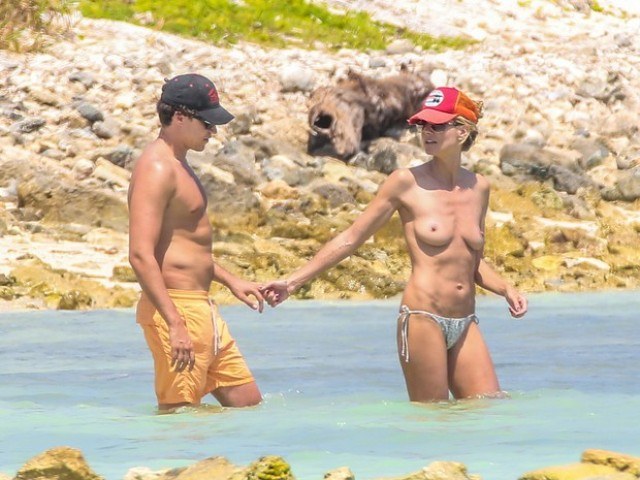 Heidi Klum, com 40 anos, faz topless em praia no México