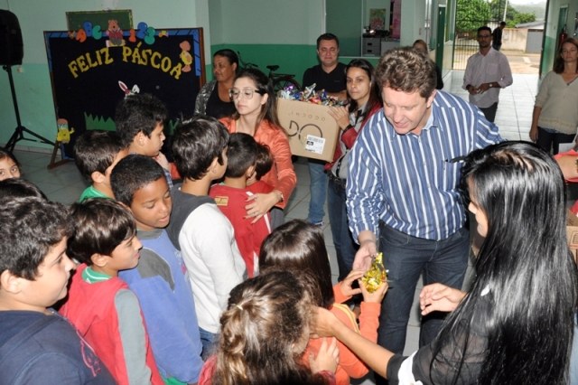 Prefeito de Vilhena ajuda a distribuir 30 mil ovos de páscoa na cidade