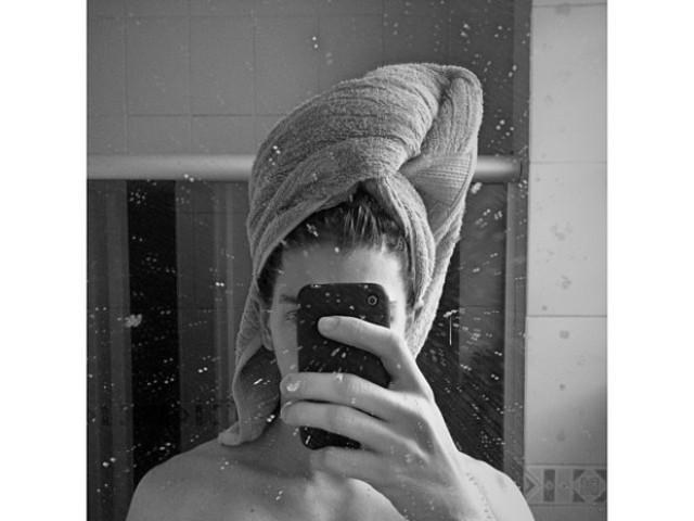 Johnny Massaro sofre para secar os dreads: "37 toalhas em um banho"