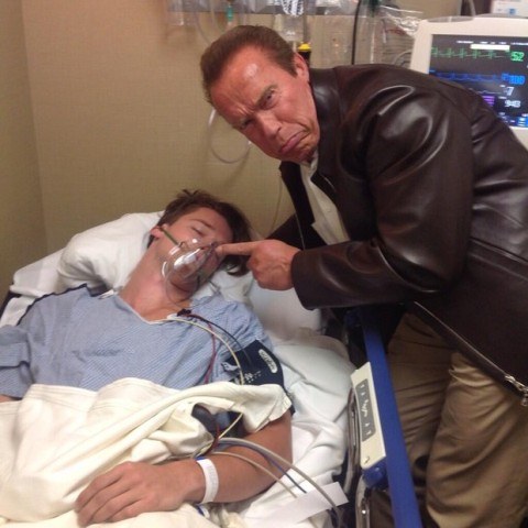 Arnold Schwarzenegger brinca em foto com filho hospitalizado