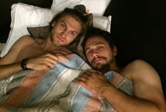 Sem camisa, James Franco posa na cama com Keegan Allen