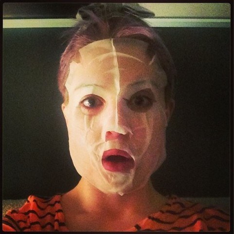 Kelly Osbourne usa máscara relaxante e se compara a Hannibal