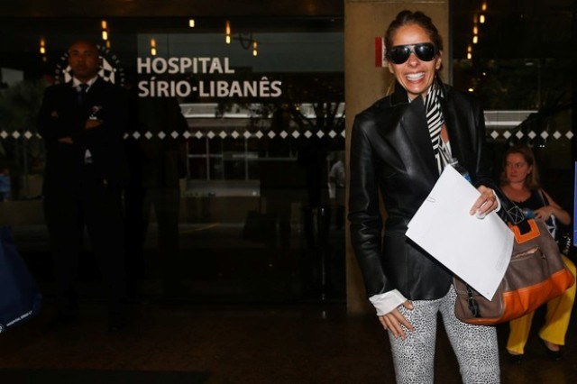 Adriane Galisteu deixa hospital em São Paulo: "Tomei um susto"