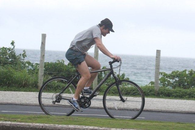 Prestes a estrear novela, Murilo Benício pedala na orla do Rio