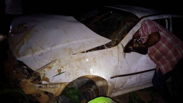 Motorista com sinais de embriaguez capota carro com esposa e filhos dentro