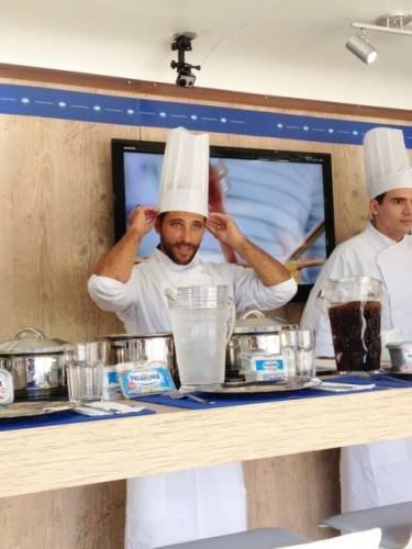 Bruno Gagliasso participa de aula de culinária em shopping do Rio 