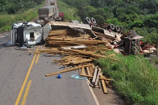 Caminhão e carreta se chocam a 55 km de Vilhena e motoristas sobrevivem