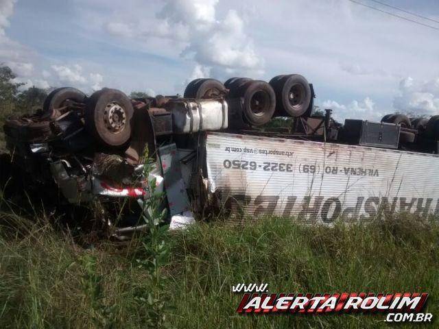 Carreta de empresa vilhenense tomba na RO 010; motorista fica ferido