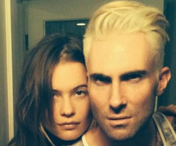Adam Levine muda o visual com cabelos platinados