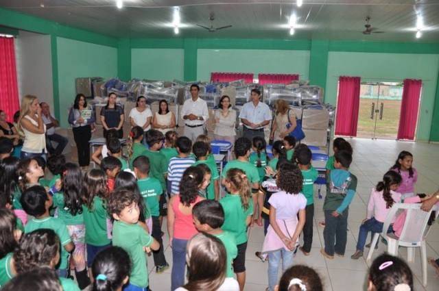 Escolas da rede municipal de Vilhena recebem mais de 3 mil novas carteiras