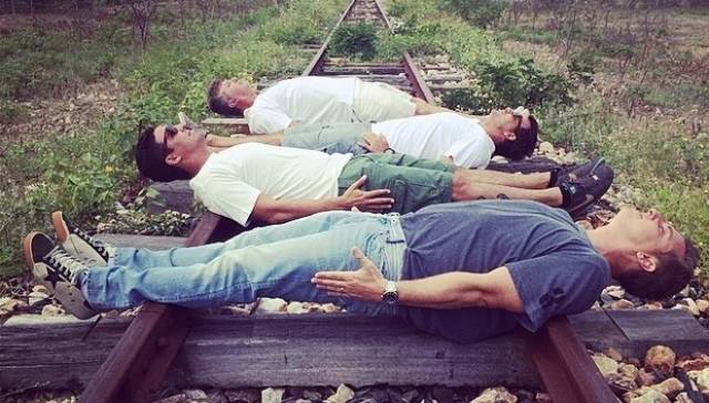 Corajoso? Luciano Huck posta foto deitado em trilho do trem
