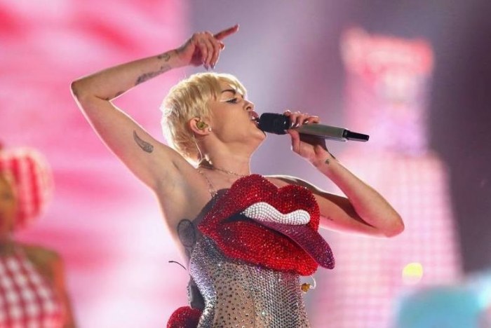 Ao sair do hospital, Miley Cyrus faz show incentivando sexo, drogas e bebida