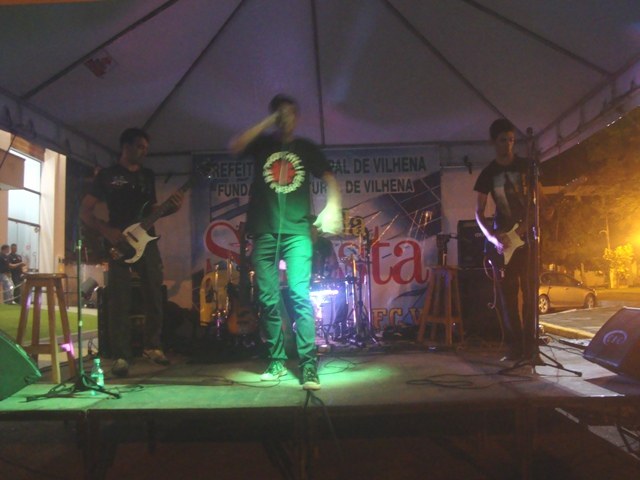 Banda de rock vihenense detona políticos com o prefeito Zé Rover na platéia