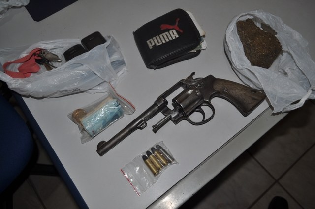Rapazes em atitude suspeita levam PM a casa que seria ponto de receptação