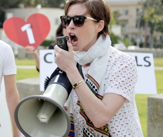 Anne Hathaway protesta contra sequestro de meninas nigerianas