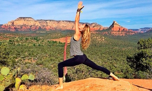 Gisele Bündchen faz yoga no Grand Canyon