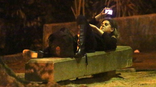 Bárbara Paz se deita em banco de praça após jantar sozinha no Rio