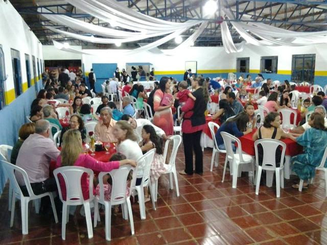 Voluntários evangélicos lotam clube com jantar beneficente em Vilhena