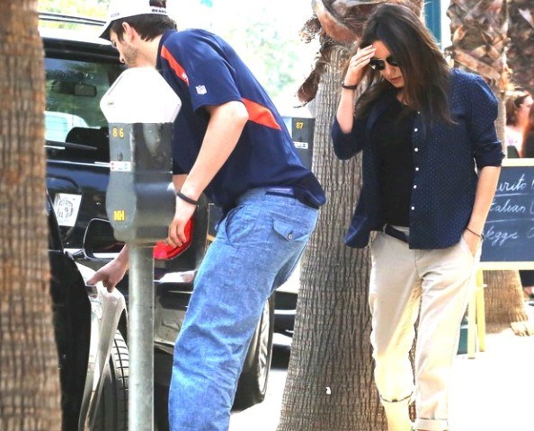 Ashton Kutcher e a Mila Kunis fogem de paparazzi e são multados