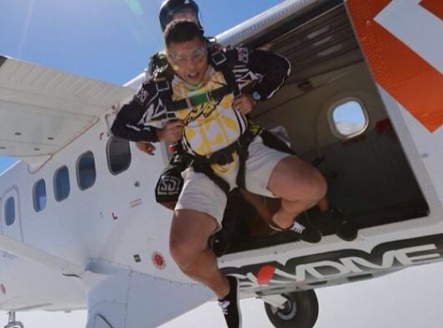 Ronaldo salta de paraquedas em Dubai