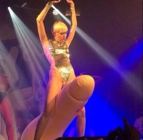 Miley Cyrus manda recado malcriado para seus ex-namorados em show