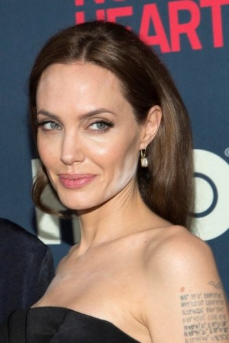 Angelina Jolie exagera no pó facial para ir à pré-estreia com Brad Pitt
