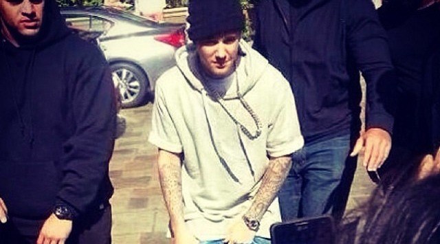 Justin Bieber rouba celular e xinga mãe de belieber