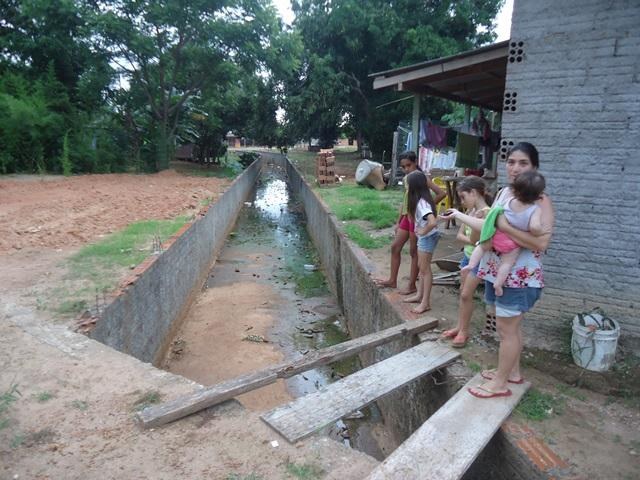 Em cidade do Cone Sul, obra feita por prefeitura irrita comerciante desde 2008