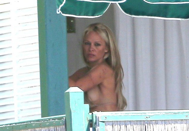 Pamela Anderson quase mostra demais em Cannes