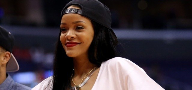 Com remorso por quebrar celular, Rihanna doa US$ 25 mil à polícia de LA