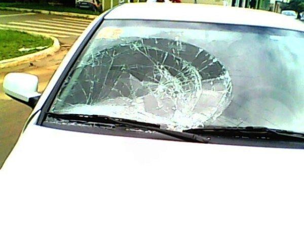 Imprudência | CARRO INVADE PREFERENCIAL E ATROPELA MOTOQUEIRA