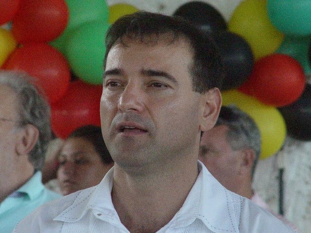 Parentes e amigos preparam festa para receber Marcos Donadon em aeroporto