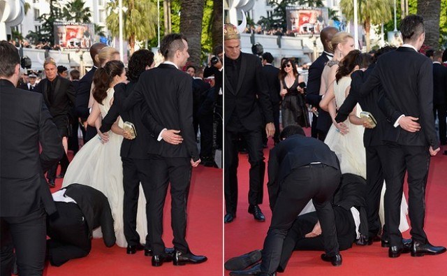 Homem enfia a cabeça de baixo de vestido de America Ferrera em Cannes