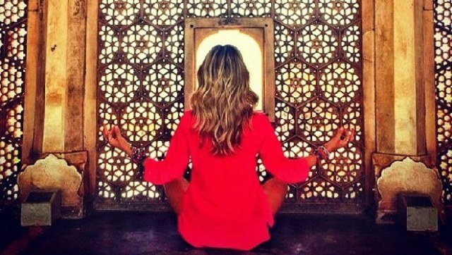 Giovanna Ewbank medita na Índia