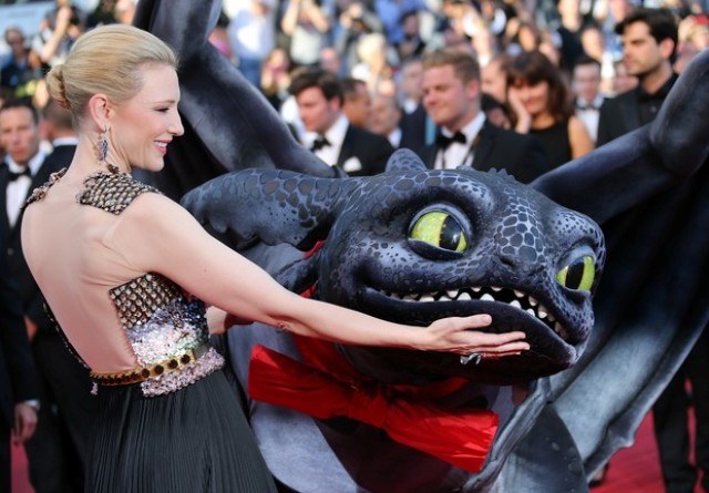 Cate Blanchett tem companhia de um dragão no tapete vermelho de Cannes