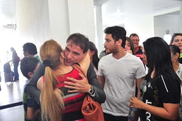 Donadon desembarca em Vilhena e é recebido com festa por parentes e amigos