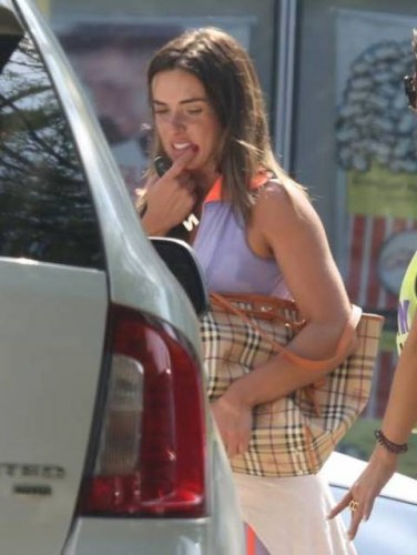 Nicole Bahls bate em lateral de carro no Rio e foge do local assustada